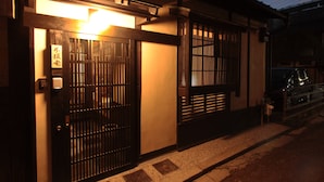 Un edificio japonés tradicional con puertas de madera y un cartel.