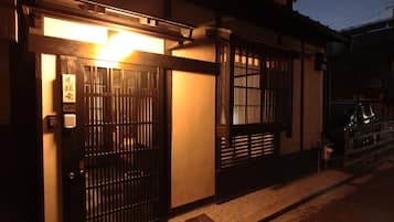 Pintu masuk properti