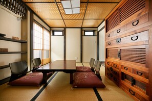 Japanese Style Town House (Beds + Futons) | Iron/ironing board, free WiFi, bed sheets - Kikyo-an (Kyoto)