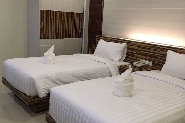 Deluxe Twin Room | Desk, free WiFi