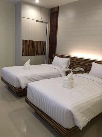 Deluxe Twin Room | Desk, free WiFi