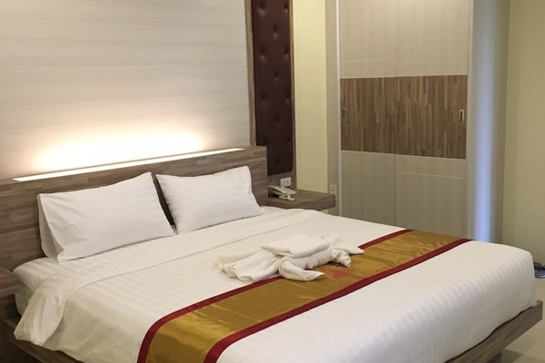 Deluxe King Room | Desk, free WiFi