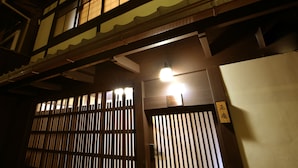 Un edificio japonés tradicional con vigas de madera y puertas correderas.