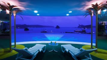 Inomhuspool och en säsongsöppen utomhuspool