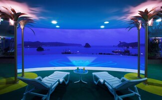 Una piscina techada, una piscina al aire libre de temporada