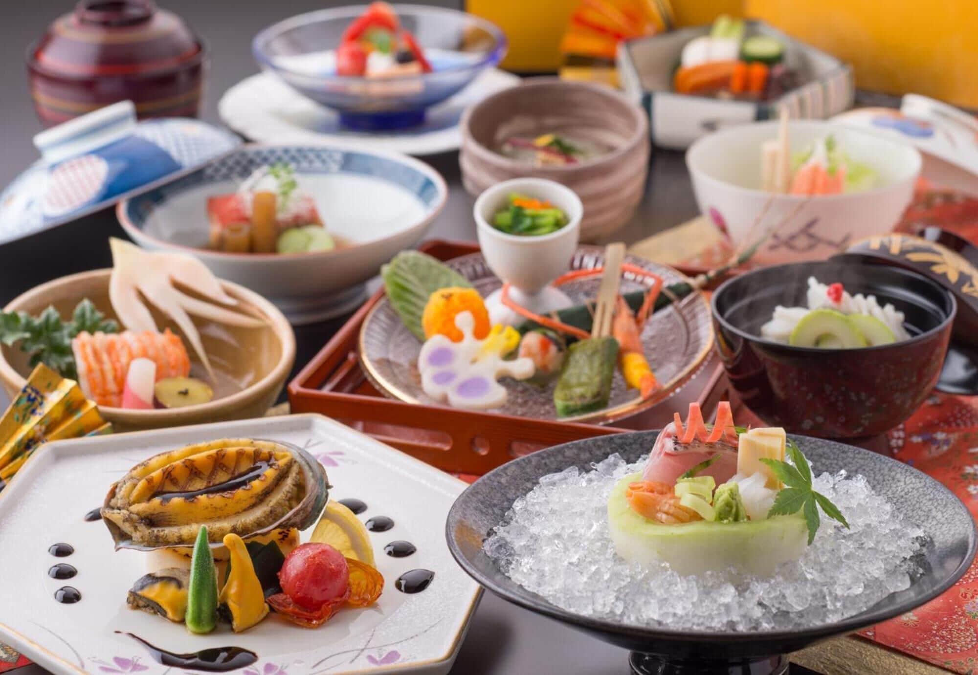 Una variedad de platos en una mesa, incluyendo sushi y otras especialidades asiáticas.