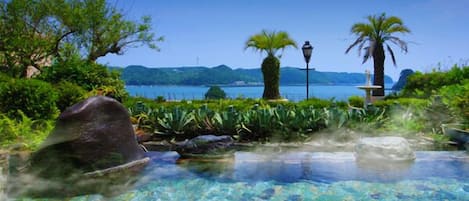 Bañera de hidromasaje al aire libre