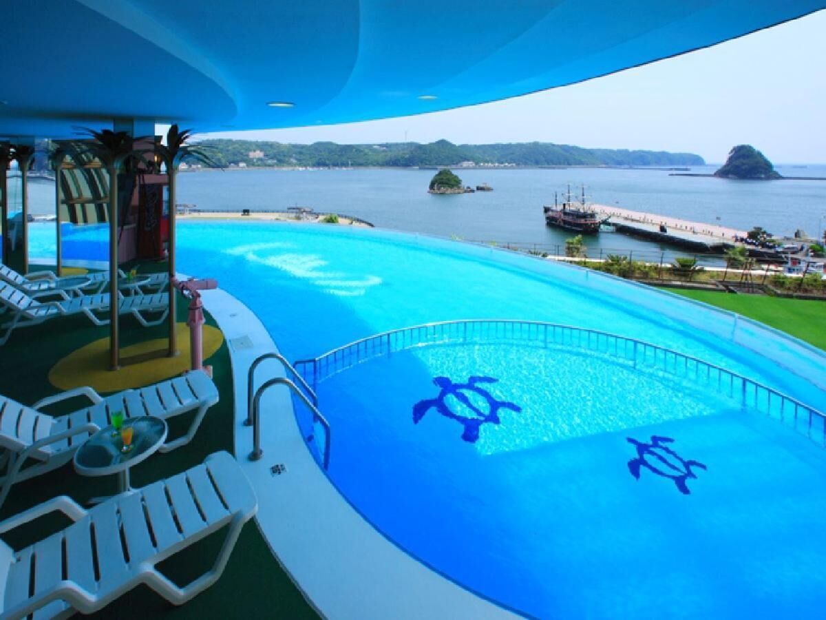 Een binnenzwembad en een seizoensgebonden buitenzwembad