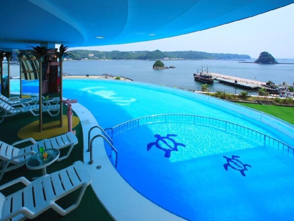 Piscine couverte, piscine extérieure (ouverte en saison)