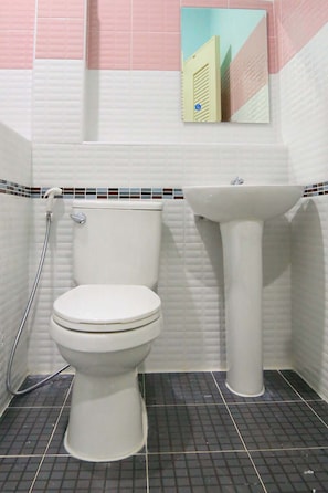 Standard Room - King Size Bed | Bathroom | Shower, free toiletries, towels - S House Bansaengngam (Ubon Ratchathani)