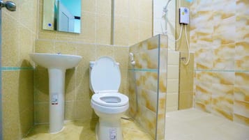 Standard Room - King Size Bed | Fürdőszoba | Zuhanyzó, ingyenes piperecikkek és törölközők