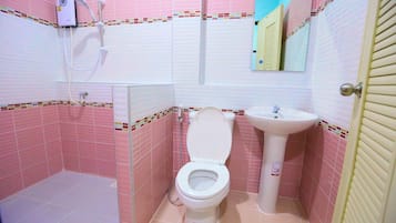 Standard Room - King Size Bed | Bathroom | Shower, free toiletries, towels