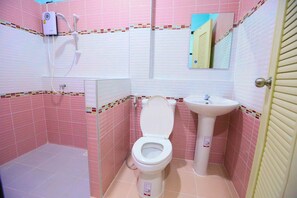 Standard Room - King Size Bed | Phòng tắm | Buồng tắm vòi sen, đồ dùng nhà tắm miễn phí, khăn tắm 