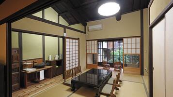 Een traditionele Japanse kamer met tatami vloeren, een lage tafel en schuifdeuren.
