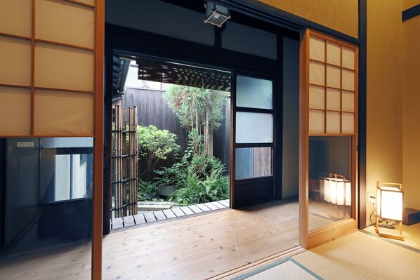 Japanese Style Townhouse - San-no-tsubone (Beds + Futons) | Down duvets, desk, free WiFi, bed sheets - Heian Kyu Dairi No Yado (Kyoto)