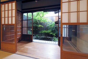 Japanese Style Townhouse - Nishi-no-tai (Beds + Futons) | Down duvets, desk, free WiFi, bed sheets - Heian Kyu Dairi No Yado (Kyoto)