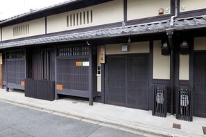 Un edificio japonés tradicional con varias puertas correderas y un tejado de tejas.