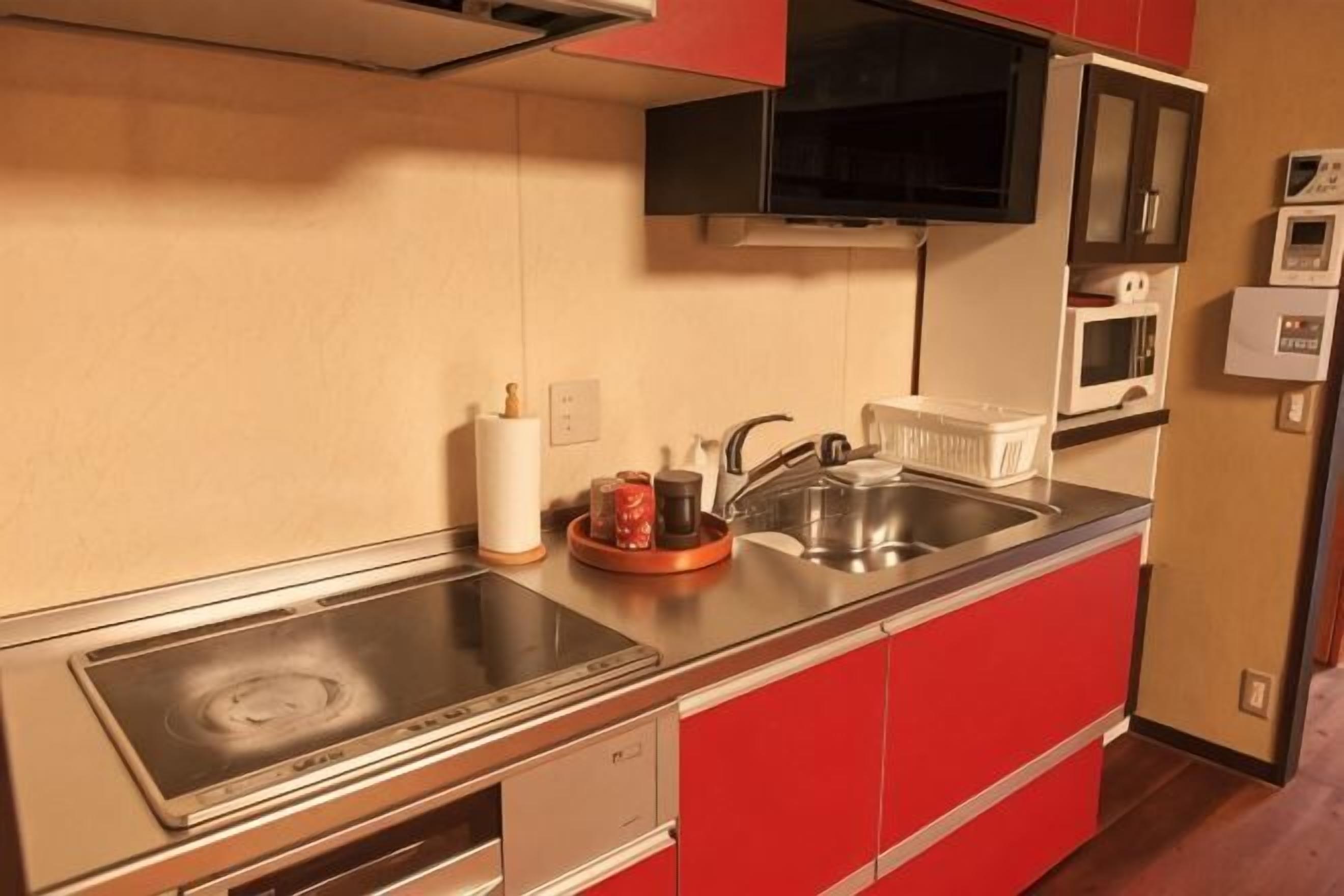 Eget kök | Minikylskåp, mikrovågsugn, vattenkokare och pappersservetter