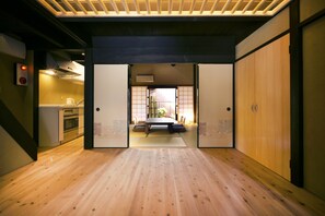 Japanese Style Townhouse - San-no-tsubone (Beds + Futons) | Down duvets, desk, free WiFi, bed sheets - Heian Kyu Dairi No Yado (Kyoto)