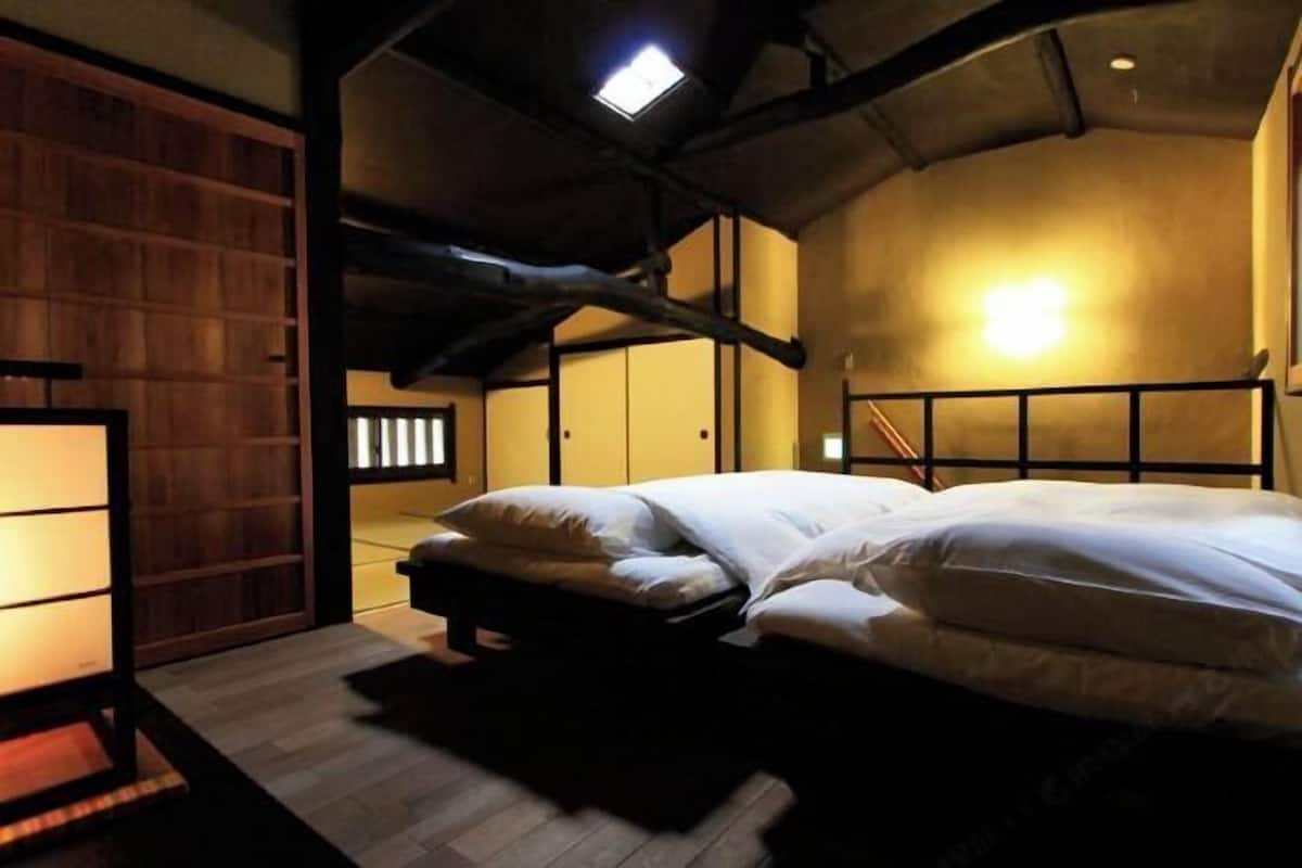 3 bedrooms, down comforters, desk, free WiFi