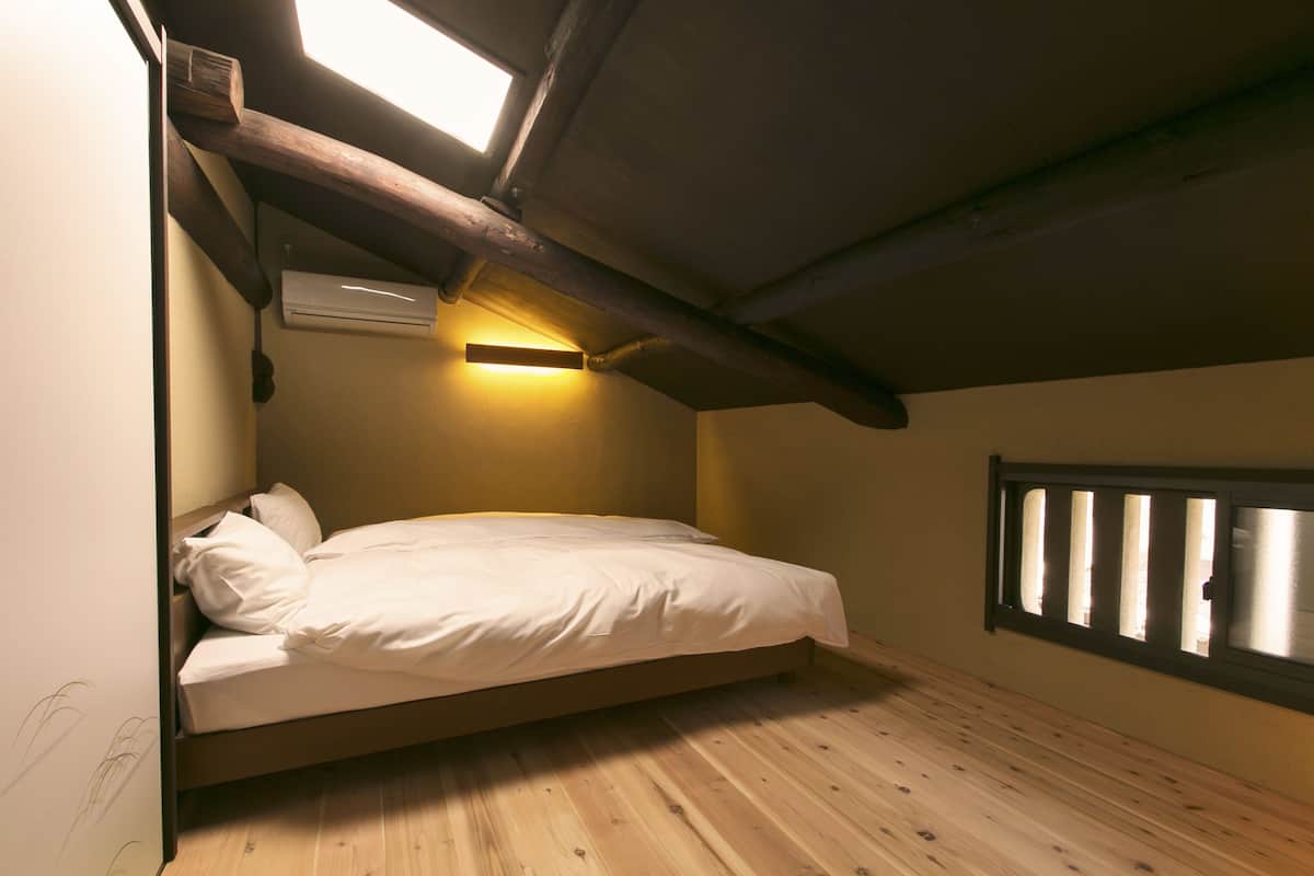 Down comforters, desk, free WiFi, bed sheets