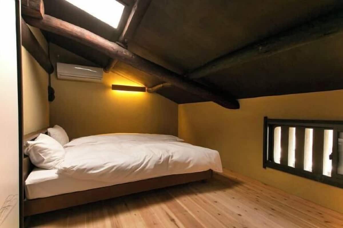 3 bedrooms, down comforters, desk, free WiFi