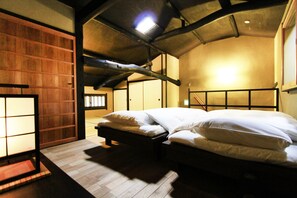 Japanese Style Townhouse - Nishi-no-tai (Beds + Futons) | Down duvets, desk, free WiFi, bed sheets - Heian Kyu Dairi No Yado (Kyoto)