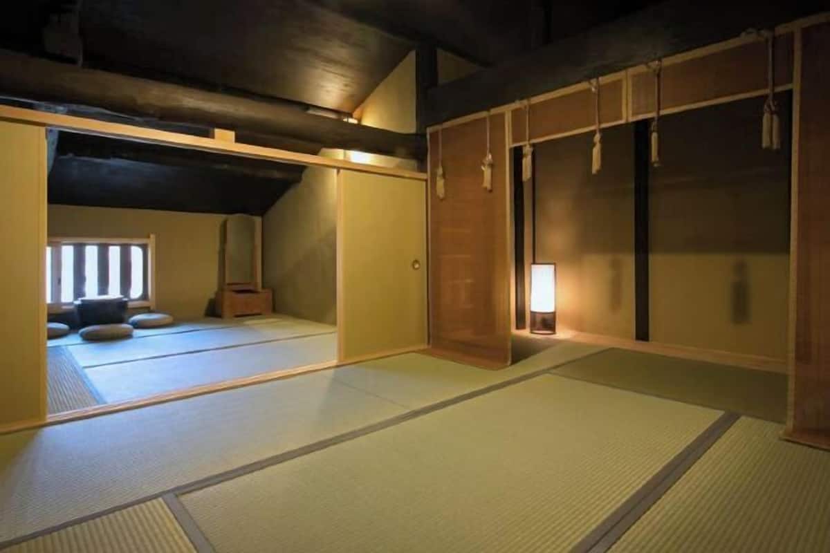 3 bedrooms, down comforters, desk, free WiFi