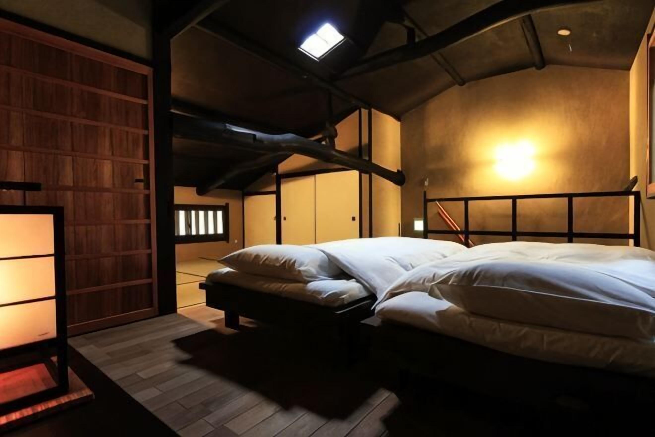 Cubrecamas, escritorio, wifi gratis y ropa de cama 