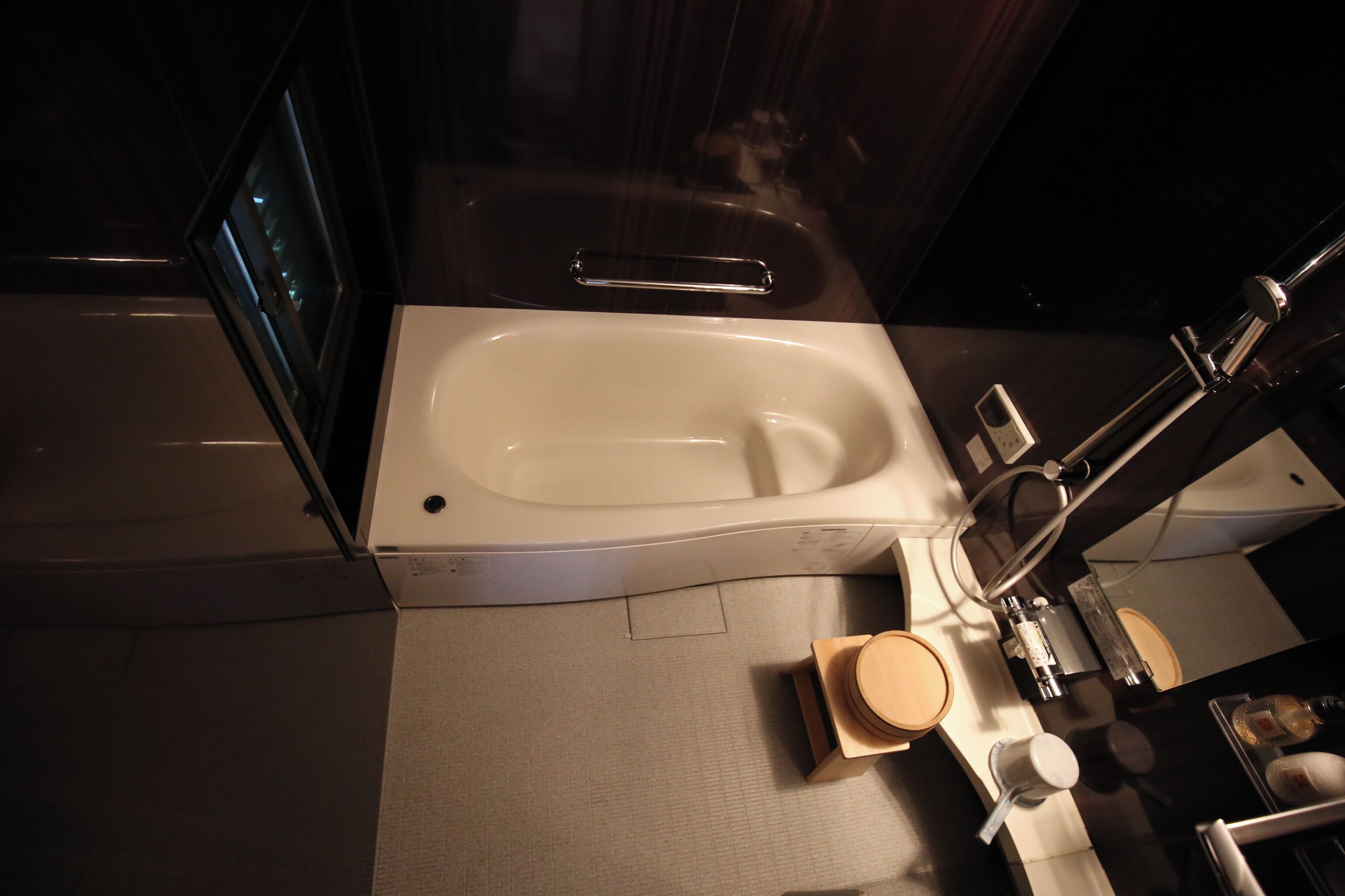 Une salle de bain moderne avec une baignoire, des toilettes et un lavabo.