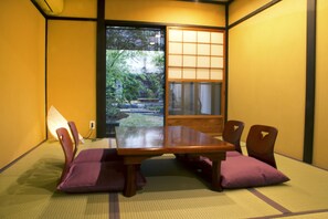 传统联排别墅 (Japanese Style) | 2 多间卧室、免费 WiFi、床单