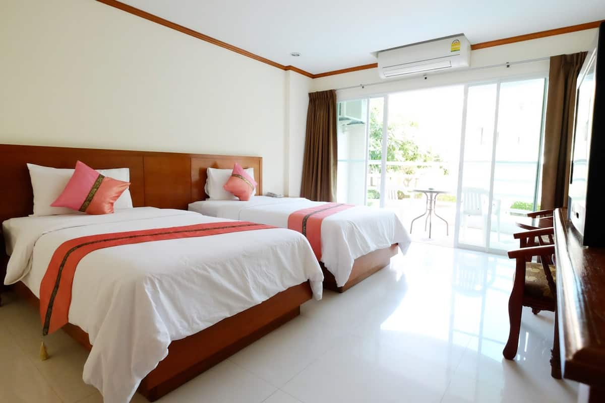 Kamar Standar, pemandangan kolam renang | Brankas, tirai kedap cahaya, dan tempat tidur lipat/tambahan