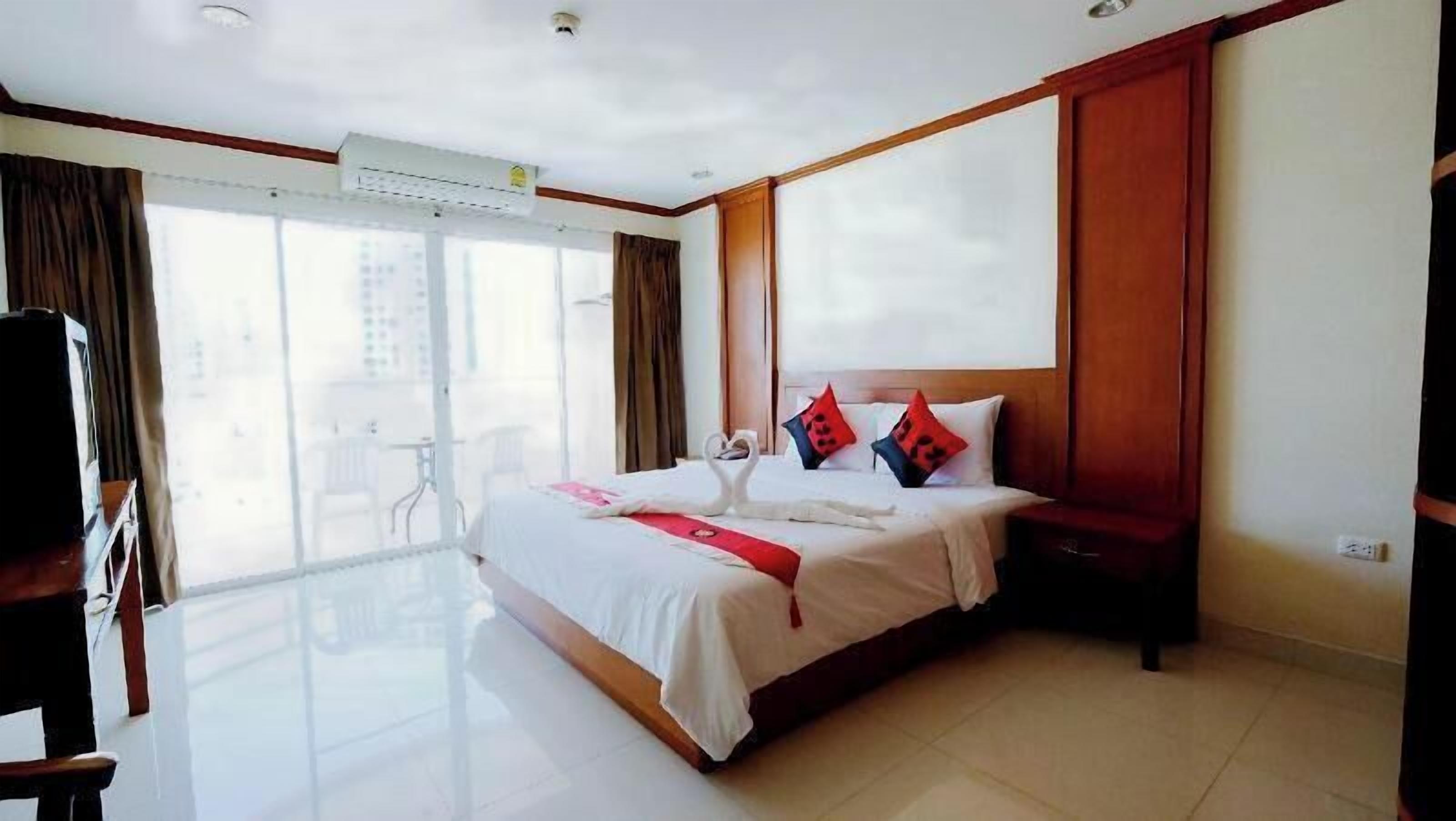 Värdeförvaringsskåp på rummet, mörkläggningsgardiner och extrasängar