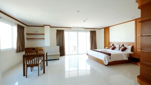 Kamar Deluks, pemandangan kolam renang