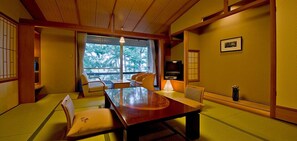 In-room safe, desk, laptop workspace, iron/ironing board - Ryokan Tokiichiyu (Minamiizu)