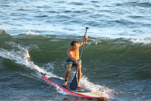 Am Strand, schwarzer Sandstrand, Kajakfahren