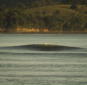 Am Strand, schwarzer Sandstrand, Kajakfahren