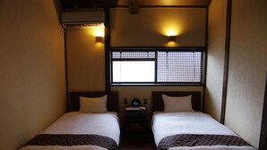 Japanese Style Townhouse (Beds + Futons) | In-room safe, desk, WiFi (free), bed sheets - Rokusho-an (Kyoto)