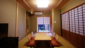 Japanese Style Townhouse (Beds + Futons) | In-room safe, desk, WiFi (free), bed sheets - Rokusho-an (Kyoto)