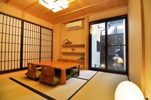 1 habitación, caja de seguridad en la habitación y escritorio 