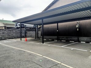 Tempat letak kenderaan sendiri percuma 