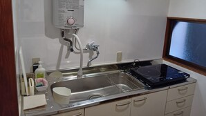 Cafetera/tetera, refrigerador con freezer, microondas, placa de cocina