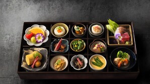 Un bento traditionnel japonais contenant divers aliments.