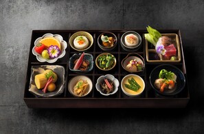 Un bento traditionnel japonais contenant divers aliments.