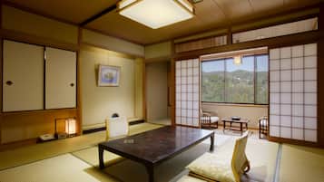 ํธ๋๋์
๋๋ฃธ (Japanese Style, 8 Tatami Mats) | ๊ณ ๊ธ ์นจ๊ตฌ, ์ฑ
์, ๋ฌด๋ฃ WiFi