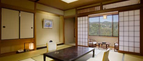 Traditionellt rum (Japanese Style, 8 Tatami Mats) | Sängtillbehör av högsta kvalitet, skrivbord och gratis wi-fi