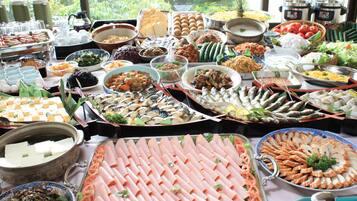 Daily buffet breakfast (JPY 1100 per person)