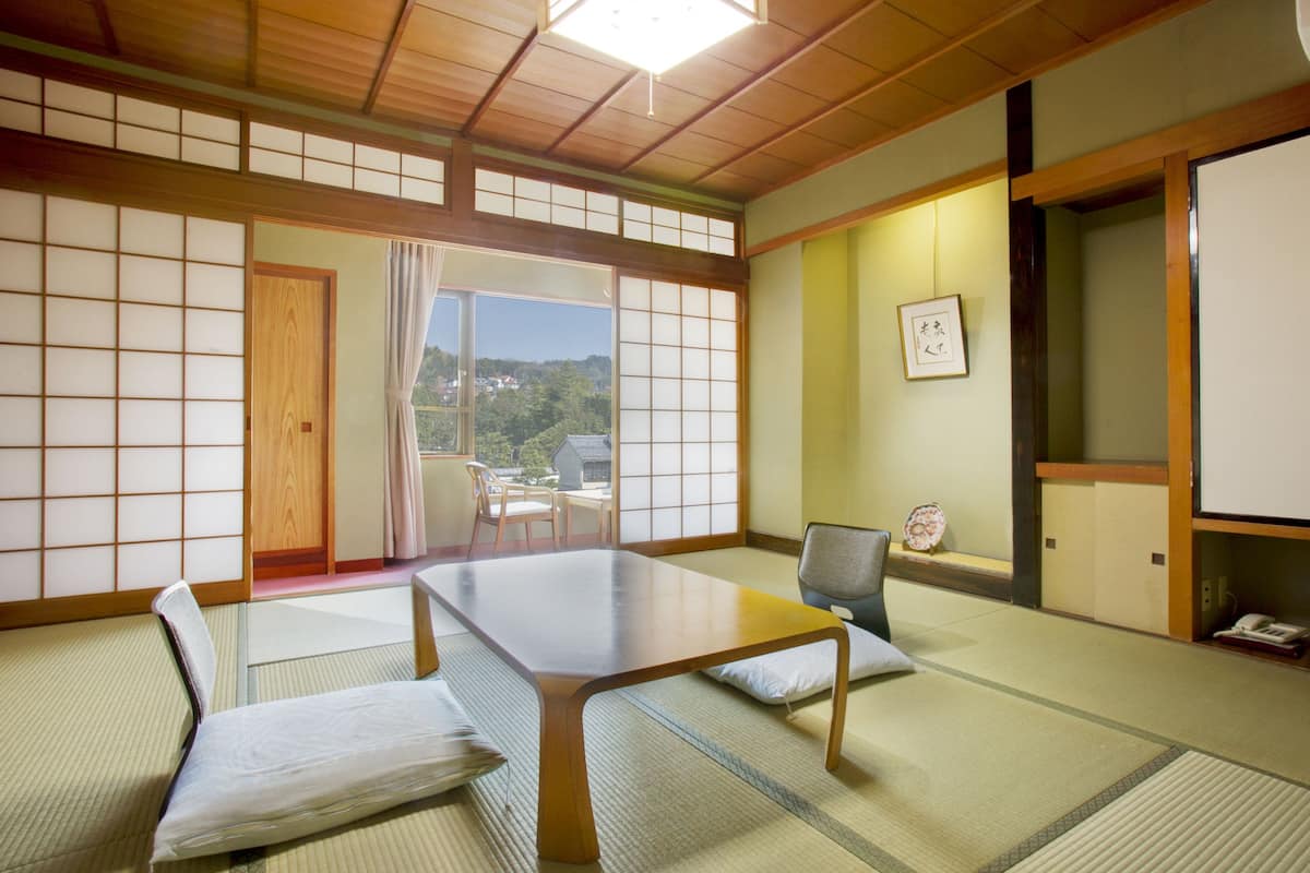 傳統客房 (Japanese Style, 8 Tatami Mats) | 客廳 | 平面電視