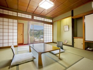 傳統客房 (Japanese Style, 8 Tatami Mats) | 客廳 | 平面電視