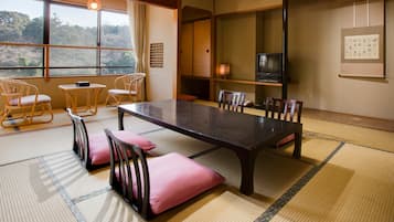 Tradisjonelt rom, røyk (10 tatami mats) | Skrivebord, blendingsgardiner og wi-fi (inkludert)